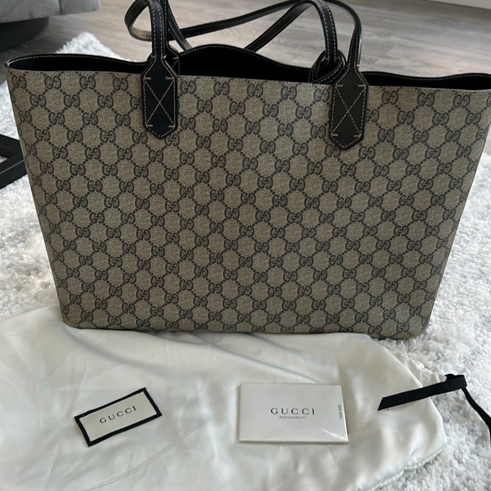 GG Supreme Gucci Medium Reversible tote; Beige and Ebony